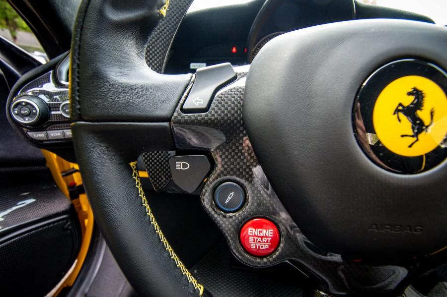 Детали интерьера Ferrari 488 Pista 2019 года  (фото 38 из 53)